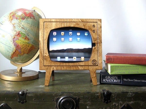 Retro-TV-Wooden-iPad-Dock