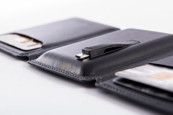 Charging On The Go - Seyvr Phone Charging Wallet - GeekExtreme