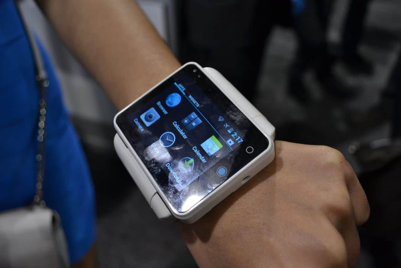 Часы андроид видео. Смартфон в руке. Часы смартфон с большим экраном. Большие смарт часы. Смарт часы с широким экраном.