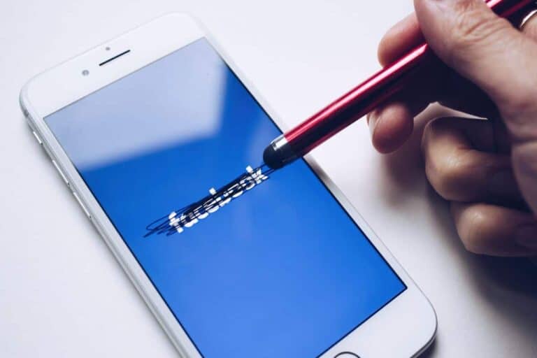 why facebook sucks-