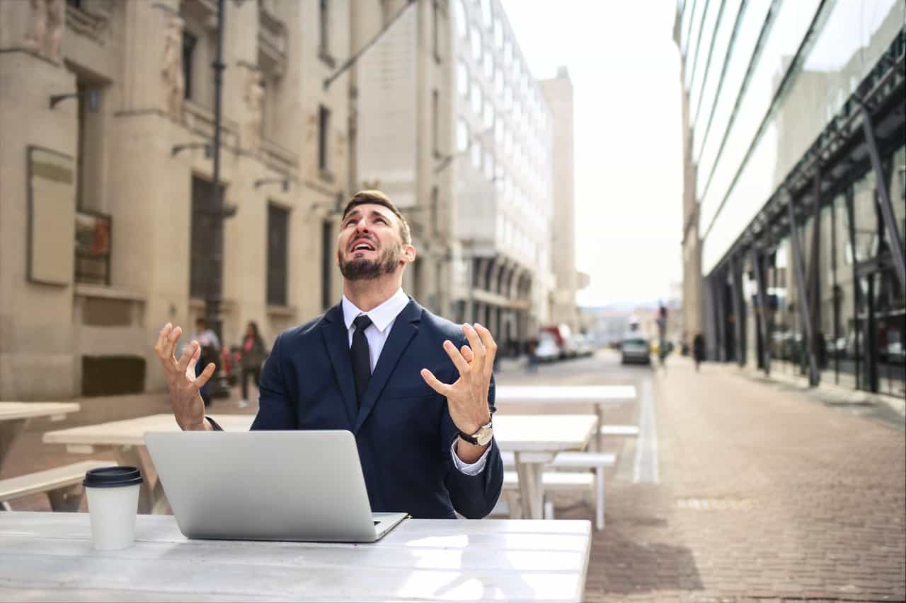Why Coinbase Sucks: And a Few Better Alternatives 2 person upset at computer