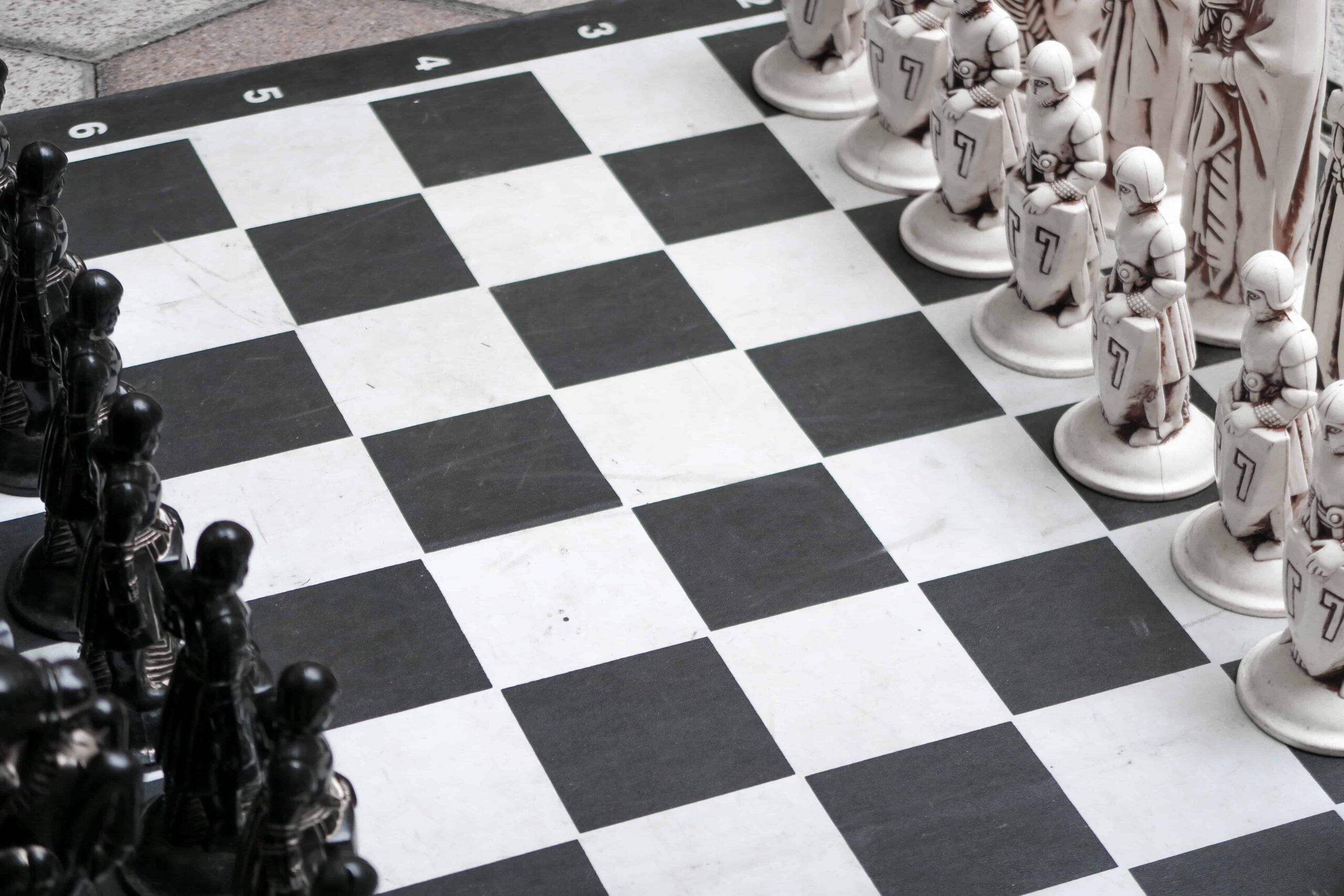 how do you set up a chess board
