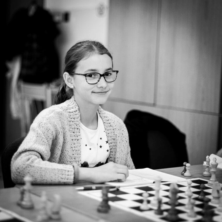 how does the queen move in chess