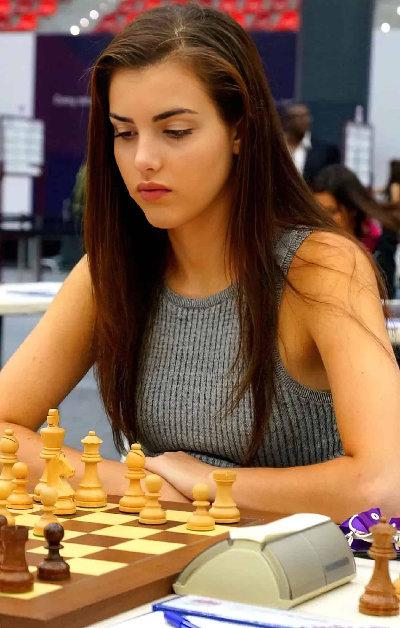 andrea botez playing chess
