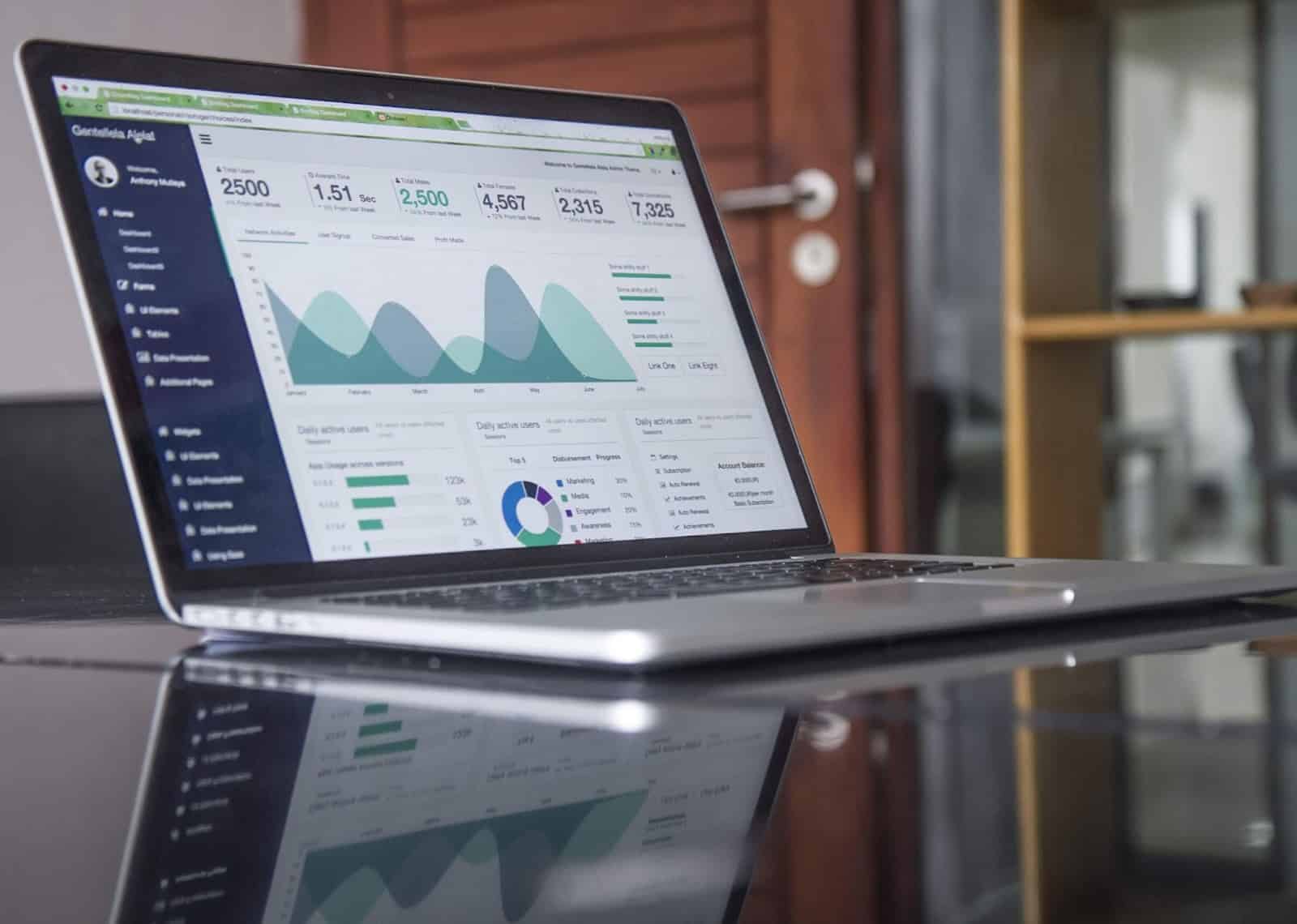 10 Influencer Marketing Statistics 5 computer with stats