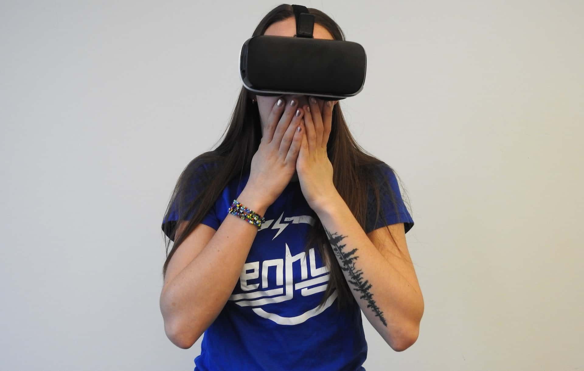 girl playing virtual reality games