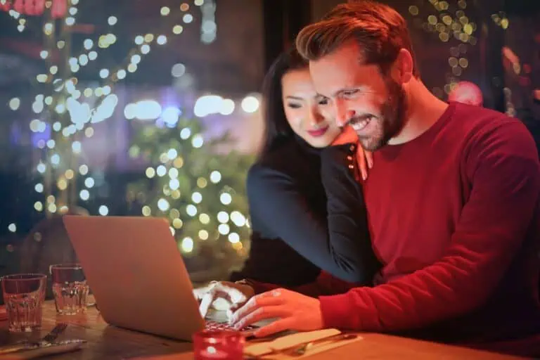 date night boyfriend girlfriend on computer