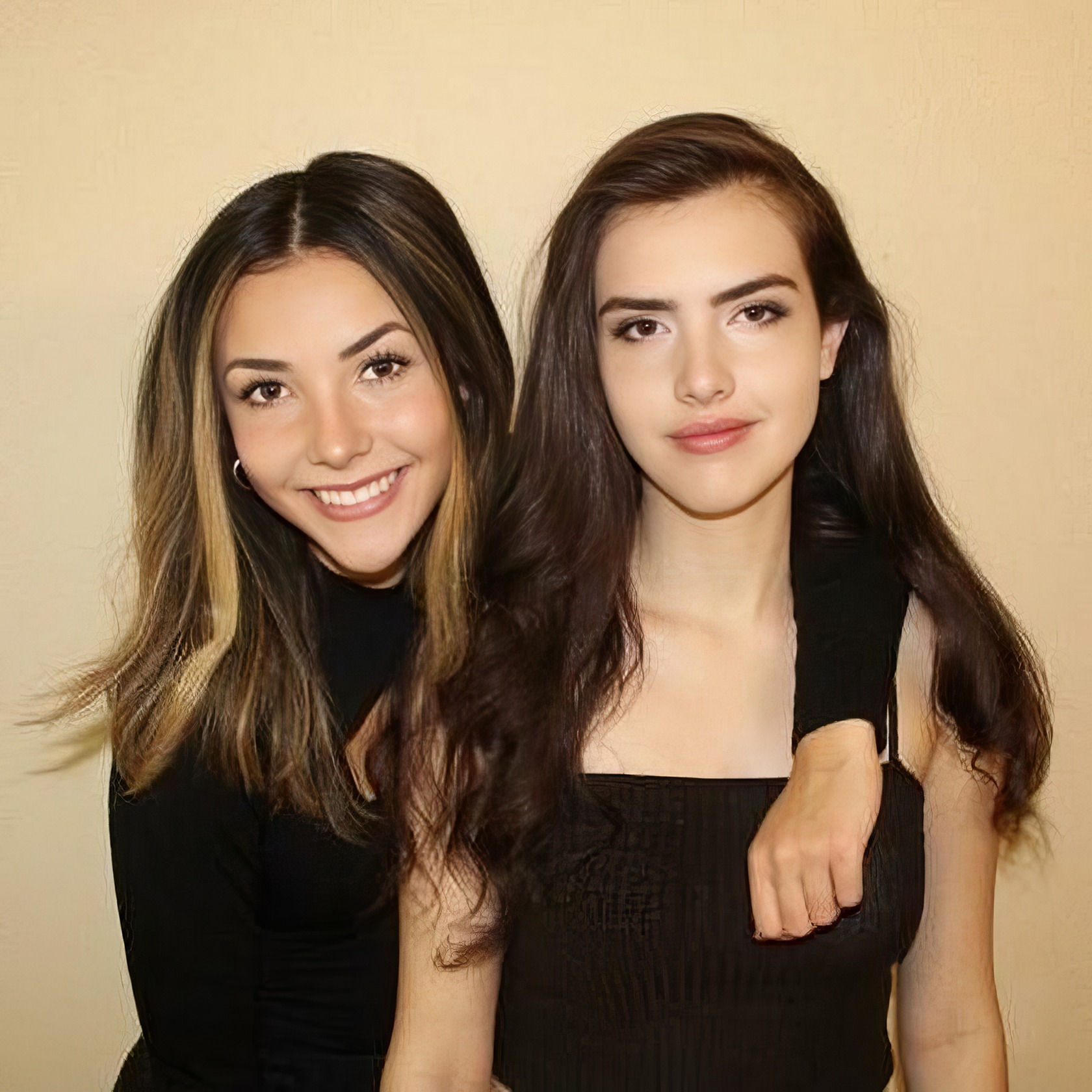 Hot Gamers Alert: 10 Streamers Dominating Twitch in 2025 7 Botez Sisters