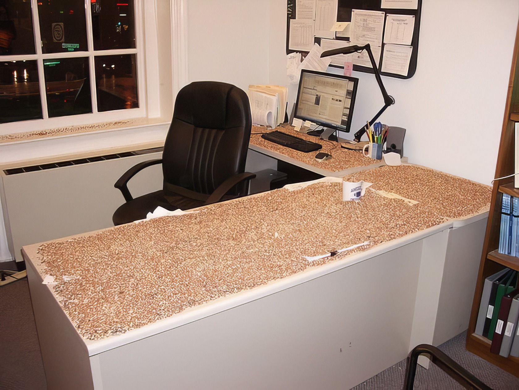 17 Office Pranks That Won't Get You Fired (Probably) 7 funny office pranks 6