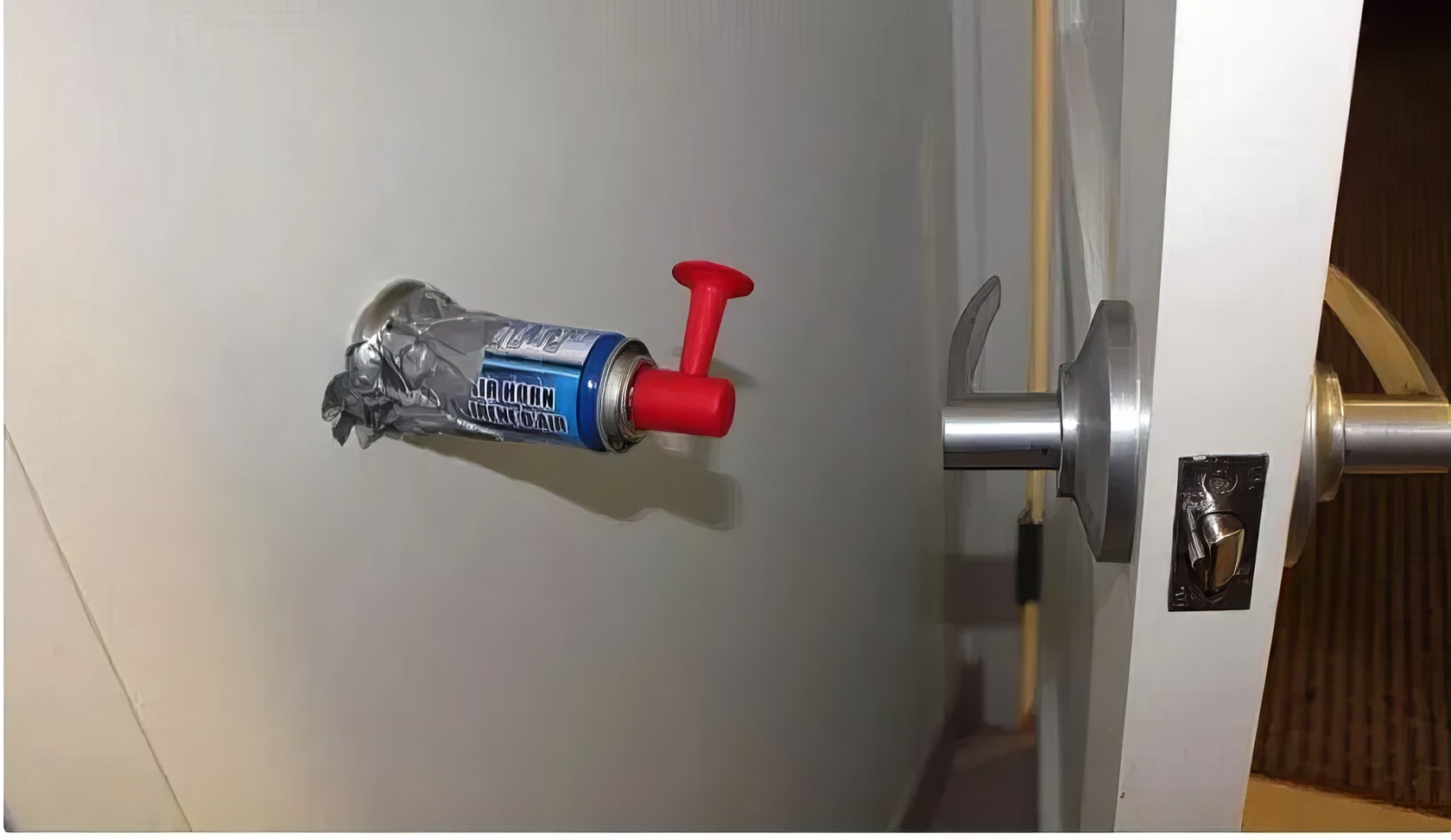 17 Office Pranks That Won't Get You Fired (Probably) 10 funny office pranks 9