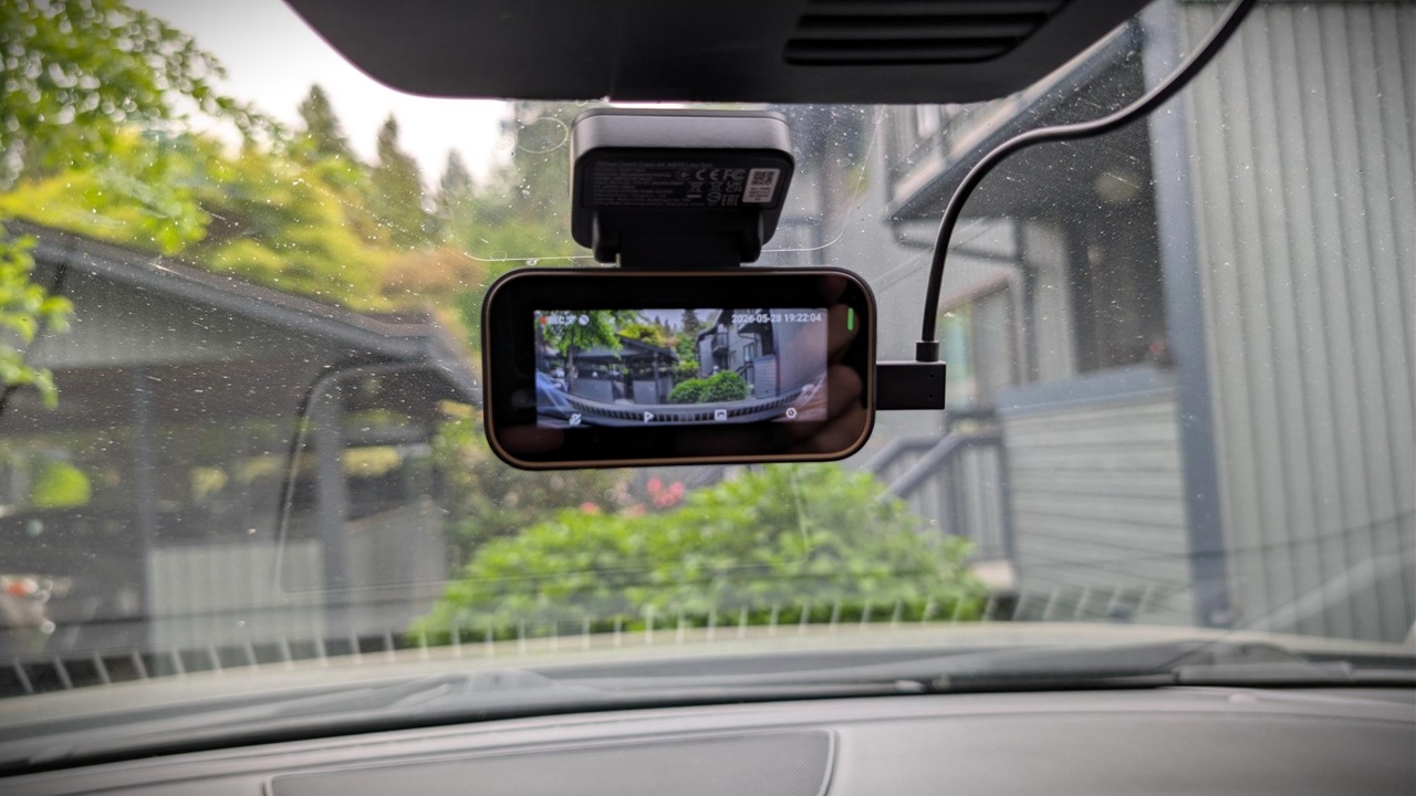 70mai A810 Lite 4K Dash Cam Review 7 Dashboard camera mounted on the windshield recording the road ahead with a clear view of the surroundings.