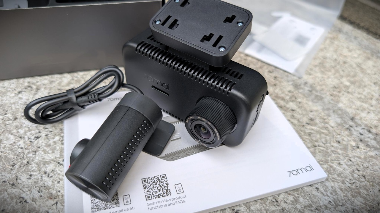 70mai A810 Lite 4K Dash Cam Review 2 Dash cam with wide-angle lens and compact design for vehicle recording.