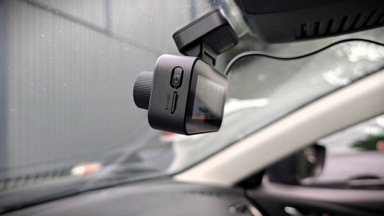 70mai A810 Lite 4K Dash Cam Review 5 Dashcam mounted on a car windshield capturing road footage for vehicle security and driving records.