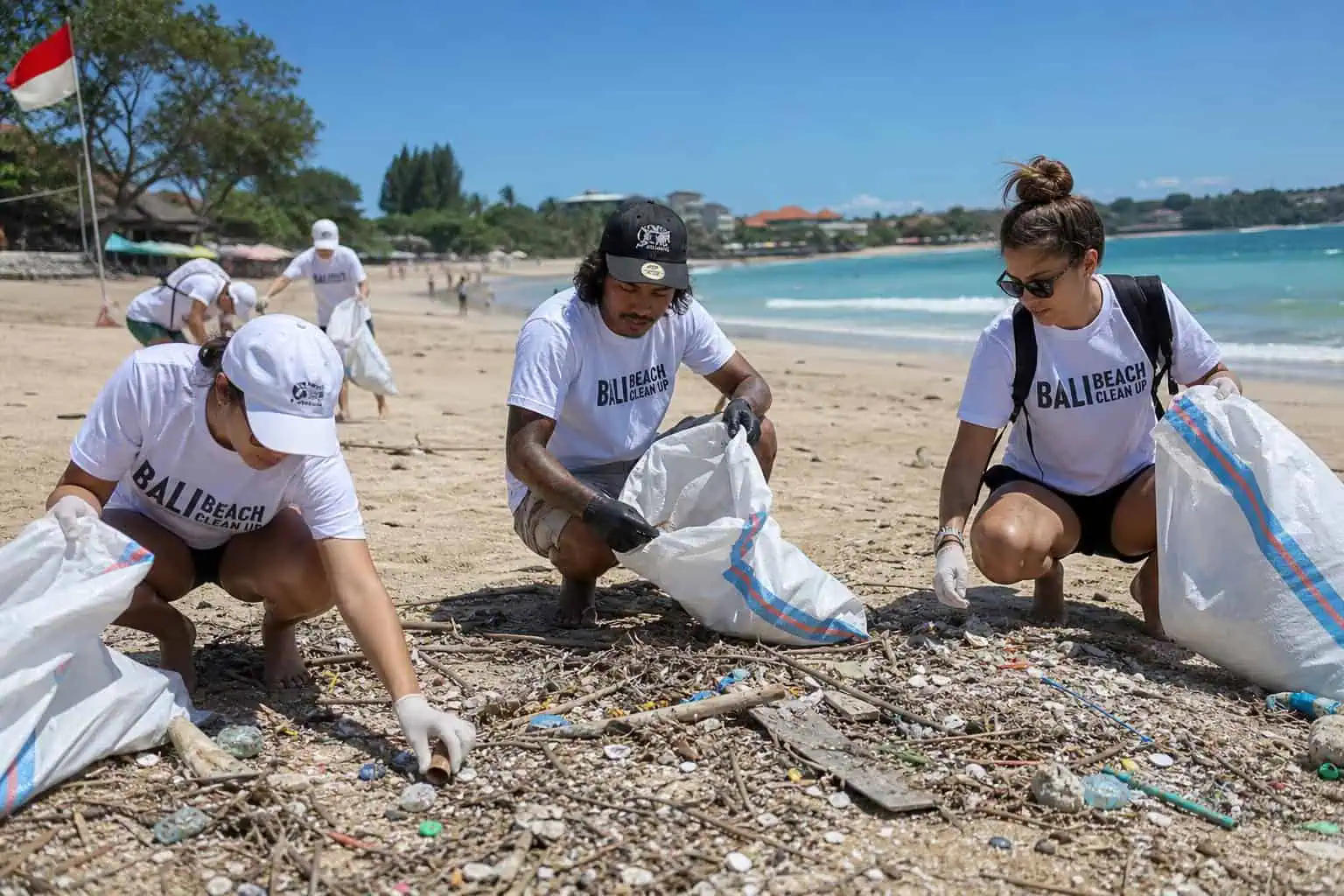 Volunteers collecting plastic waste on a Bali beach as part of the 4ocean partnership with Wave Browser.