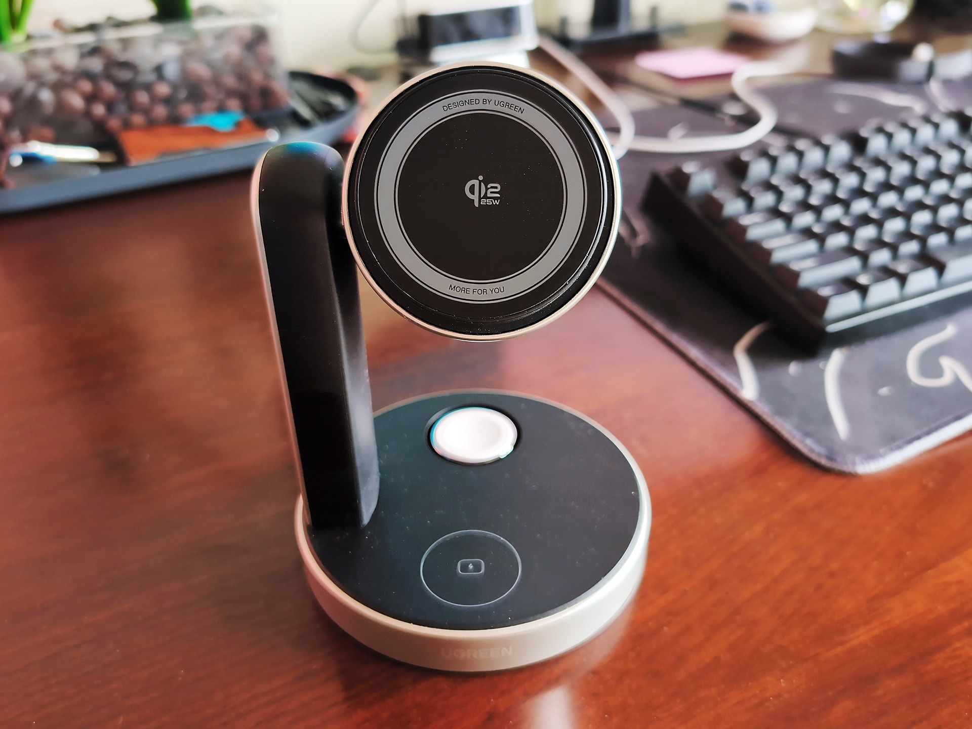 UGREEN MagFlow Pro 3-in-1 Magnetic Wireless Charger Review: I Replaced My Google Dock With It 2 UGREEN MagFlow Pro 3 in 1 Magnetic Wireless Charger Review 1