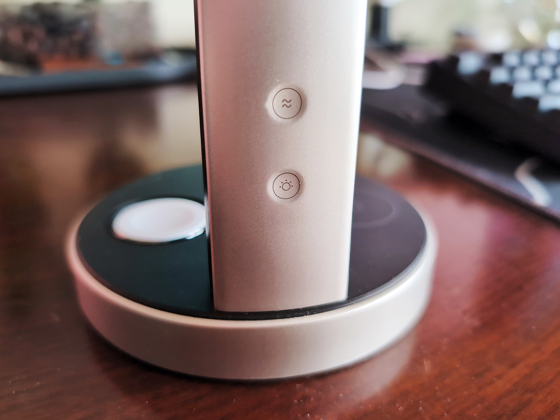 UGREEN MagFlow Pro 3-in-1 Magnetic Wireless Charger Review: I Replaced My Google Dock With It 4 UGREEN MagFlow Pro 3 in 1 Magnetic Wireless Charger Review 3