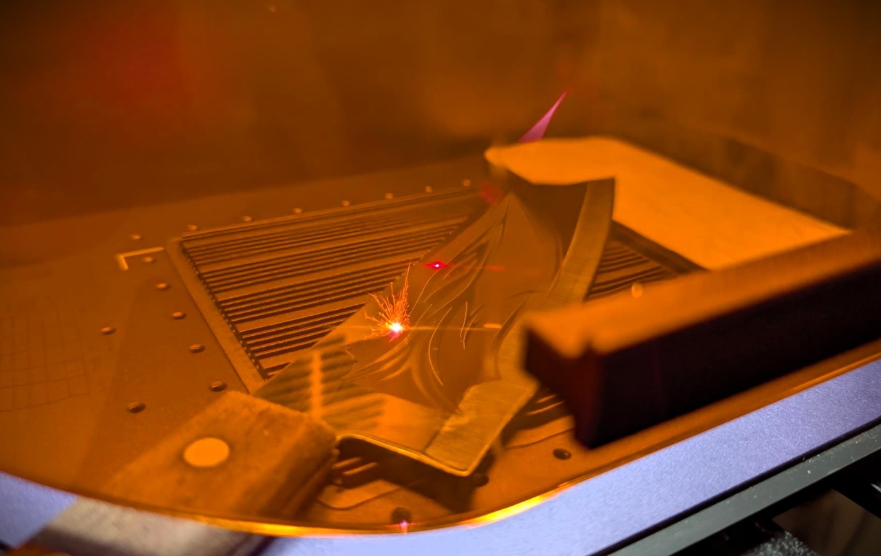 Is The WeCreat Lumos Flex The Best Metal Engraver? 3 Close-up of a metal engraving process using the WeCreat Lumos Flex laser engraver, showcasing precision and detailed design work.